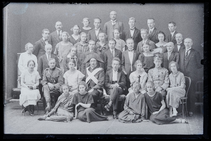 Grupp inimesi, (foto tellija Grünwald [Grünvald]).