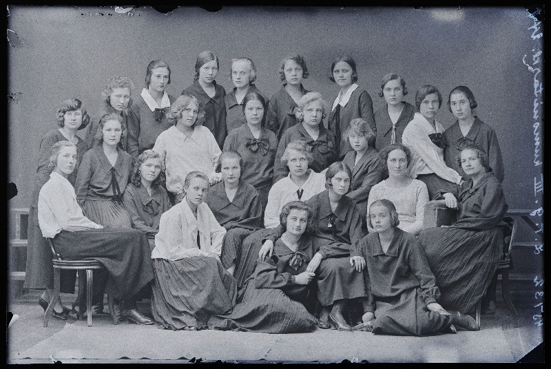 Viljandi Linna Tütarlaste Gümnaasiumi III humanitaarklass.