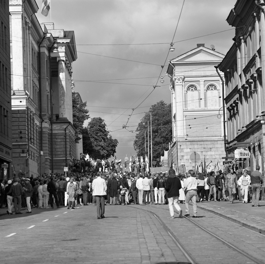 President Urho Kekkosen's funeral exhibition to watch the accumulated audience.