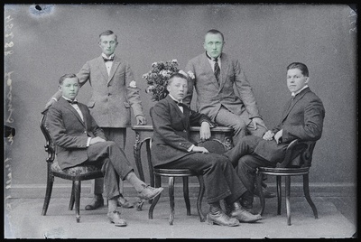 Grupp noormehi: vasakul istub Kink, keskel Orgussaar, (foto tellija Jaanson).  similar photo