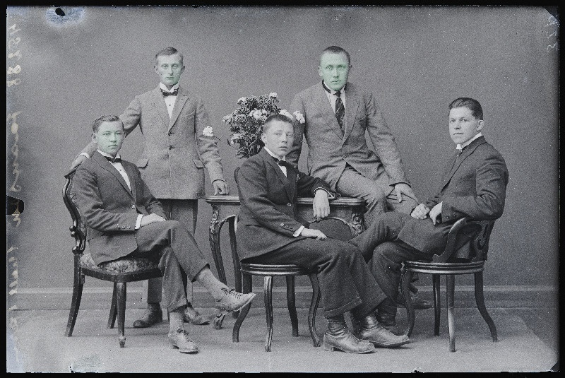 Grupp noormehi: vasakul istub Kink, keskel Orgussaar, (foto tellija Jaanson).