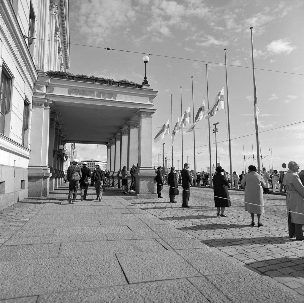 President Urho Kekkosen's funeral exhibition for North Esplanad to watch the accumulated audience.