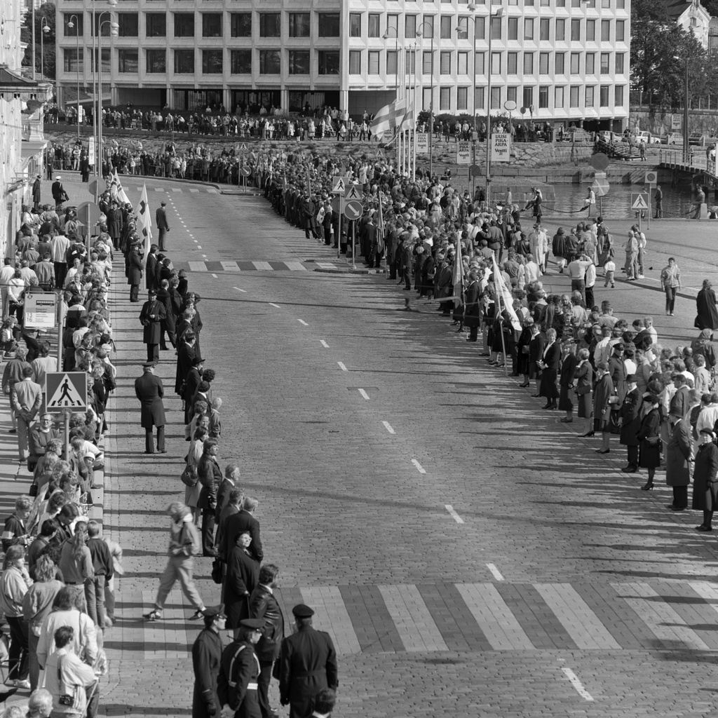 President Urho Kekkosen's funeral exhibition for North Esplanad to watch the accumulated audience.