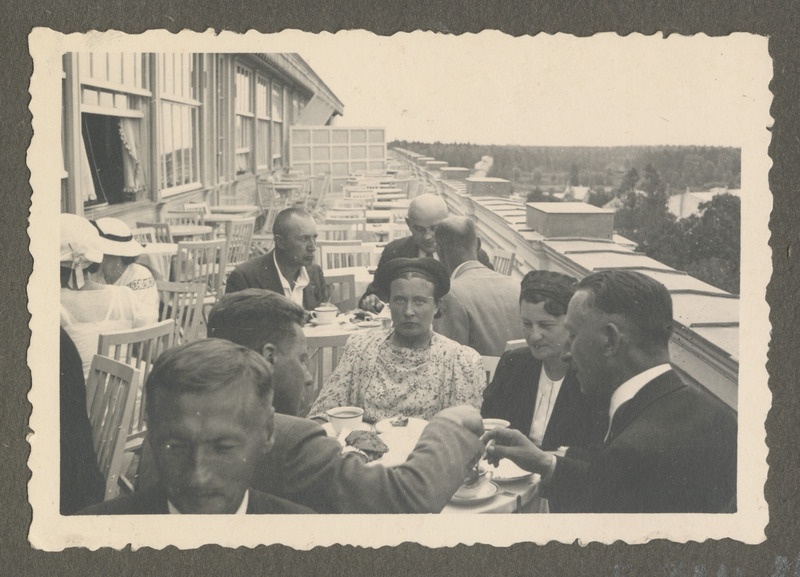 Ķemeri hotelli terrassil einestamas