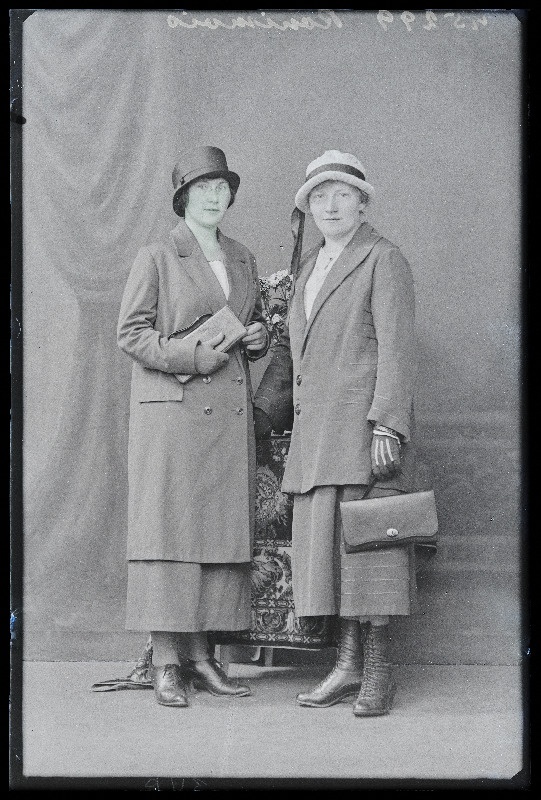 Kaks naist, (foto tellija Ronimois Tarvastust).