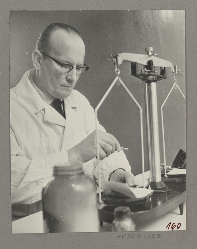 Põllumajandusteaduste kandidaat Mikk Taska katsesöötadele mikroelemente kaalumas