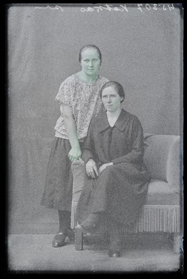 Kaks naist, (foto tellija Kotkas).  duplicate photo