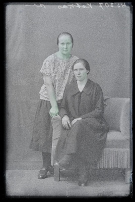 Kaks naist, (foto tellija Kotkas).  duplicate photo