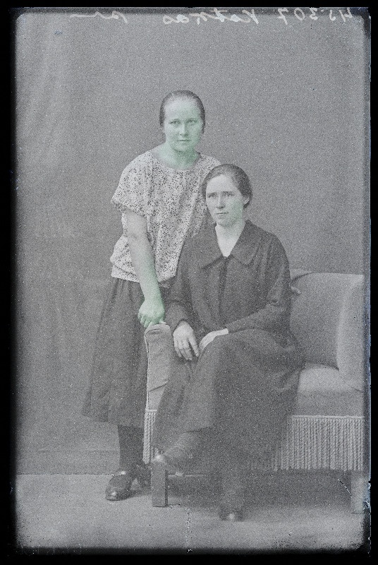 Kaks naist, (foto tellija Kotkas).
