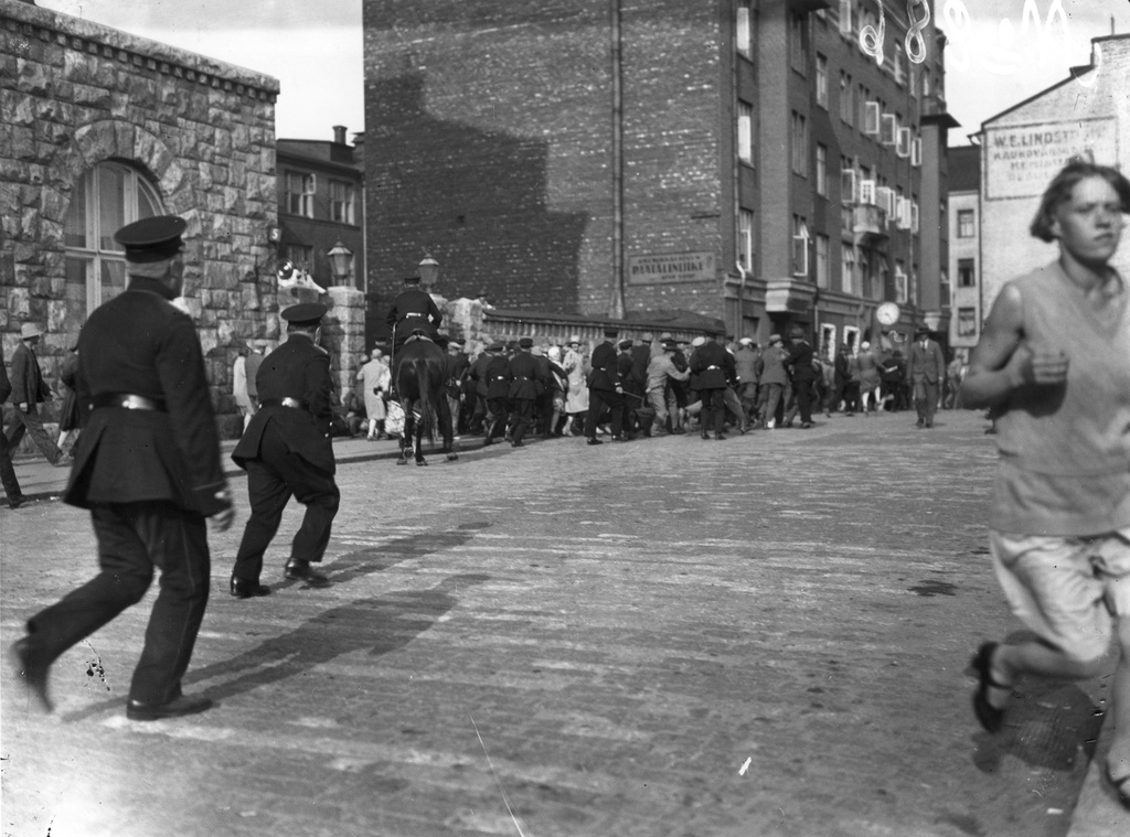"Punainen päivä" 1.8. 1929, Suomen Ammattijärjestön toimeenpanema mielenosoitus. Poliisit hajoittavat mielenosoituksen Sirkuskatu (Paasivuorenkatu) 3-5:n kohdalla.