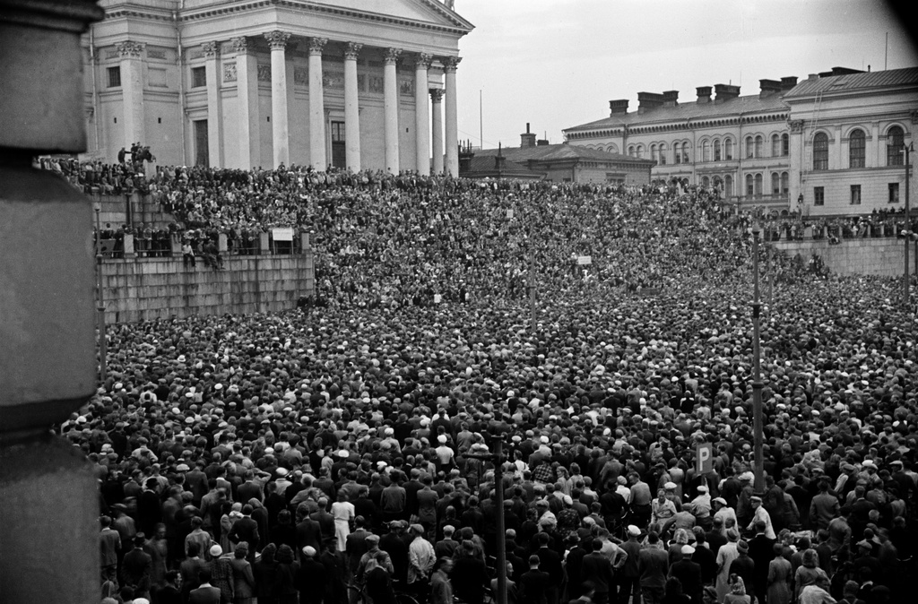 A demonstration organized by the Communists at the Senate on the issue of war guilt.