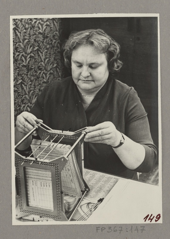 Selektsionäär-operaator Karin Aunap kanade individuaalkaarte sorteerimas