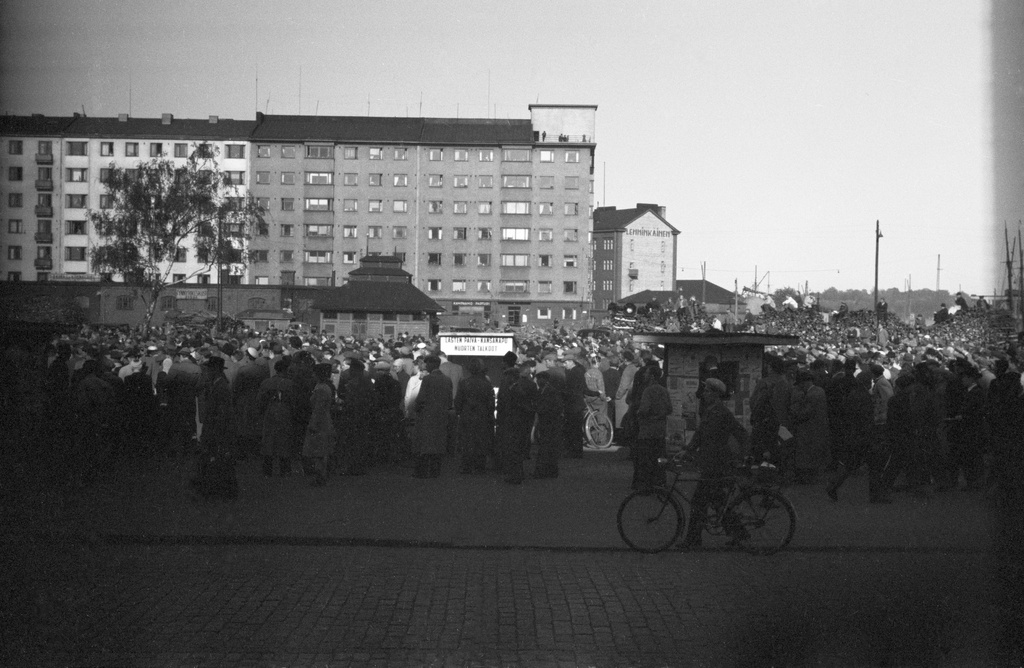 Kommunistien mielenosoitus Hakaniementorilla ministeri Yrjö Leinon erottamisen johdosta. Taustalla halkopinoja ja Viherniemenkatu 1, 3, 5.