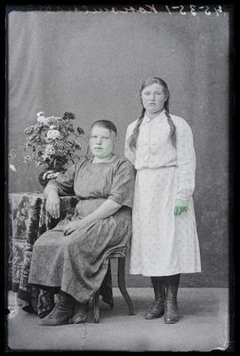 Kaks naist, (foto tellija Konjušina).  duplicate photo