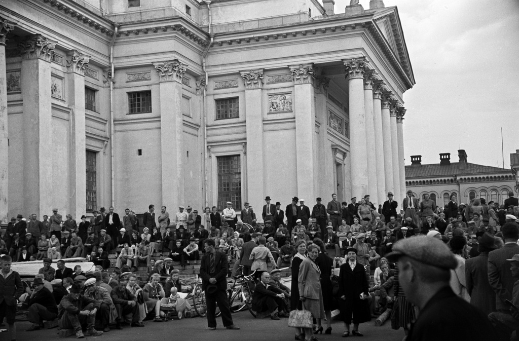 A demonstration organized by the Communists at the Senate on the issue of war guilt.