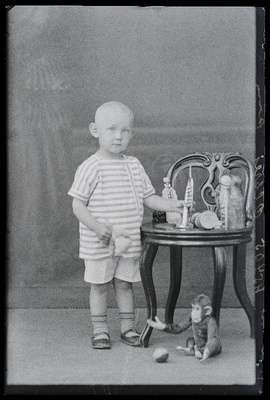 Olbrei poeg mänguasjadega.  duplicate photo