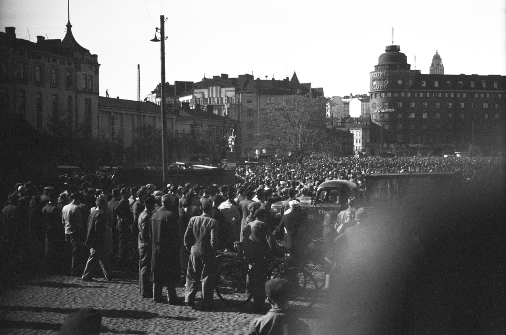 Kommunistien mielenosoitus Hakaniementorilla ministeri Yrjö Leinon erottamisen johdosta. Taustalla Siltasaarenkatu 14, 16, 18 ja Hämeentie 2.