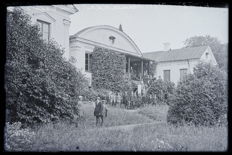 Kanakasvatuse kursusest osavõtjad Õisu Piimaasjanduse Kooli (Õisu mõisa) trepil, (negatiiv ilmutatud 26.07.1925).