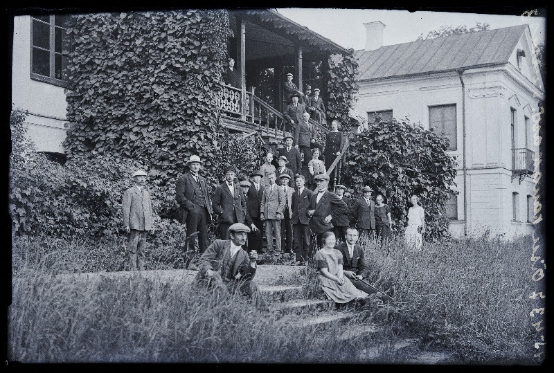 Kanakasvatuse kursusest osavõtjad Õisu Piimaasjanduse Kooli (Õisu mõisa) trepil, (negatiiv ilmutatud 26.07.1925).