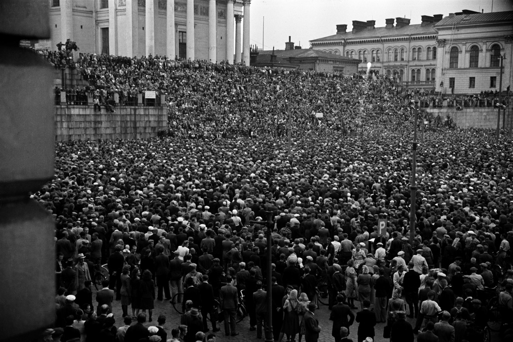 A demonstration organized by the Communists at the Senate on the issue of war guilt.