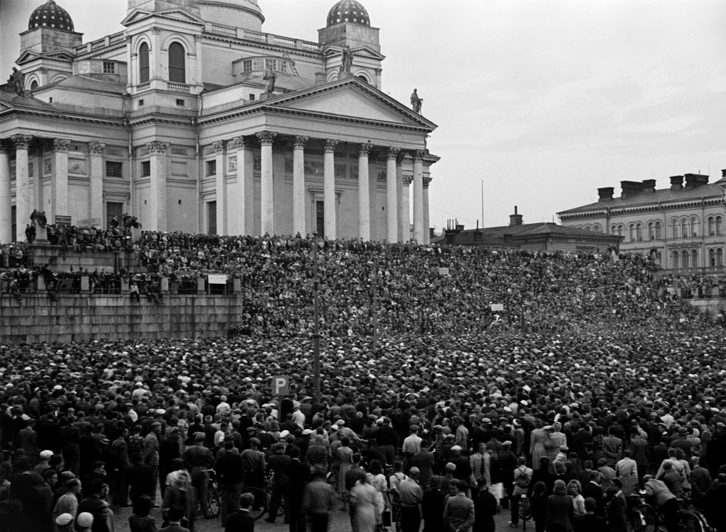 A demonstration organized by the Communists at the Senate on the issue of war guilt.
