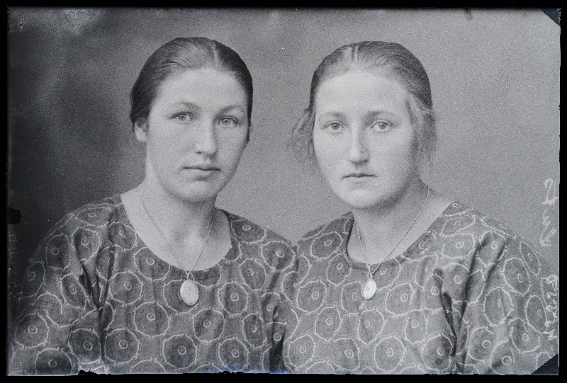 Kaks neiut [õed Alide ja Magda Luts], (Magda Luts, Kolga-Jaani).