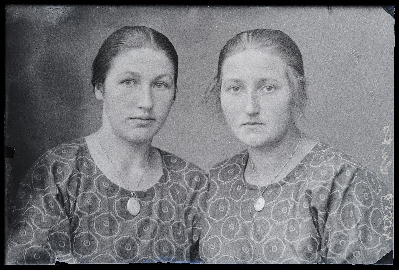 Kaks neiut [õed Alide ja Magda Luts], (Magda Luts, Kolga-Jaani).