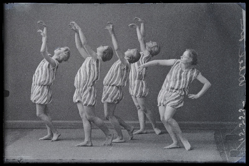 Tantsuõpetaja Ida Urbel (paremal) õpilastega tantsupoosis.