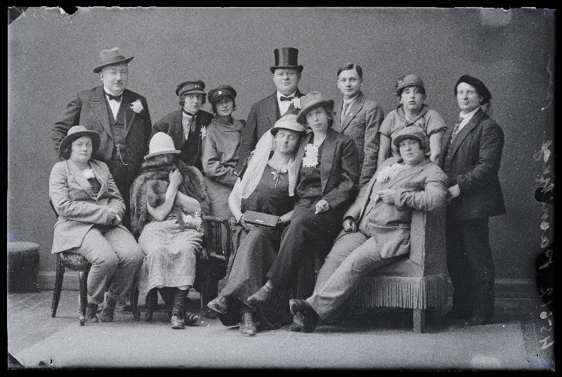 Grupp inimesi, (foto tellija Parnitzky).