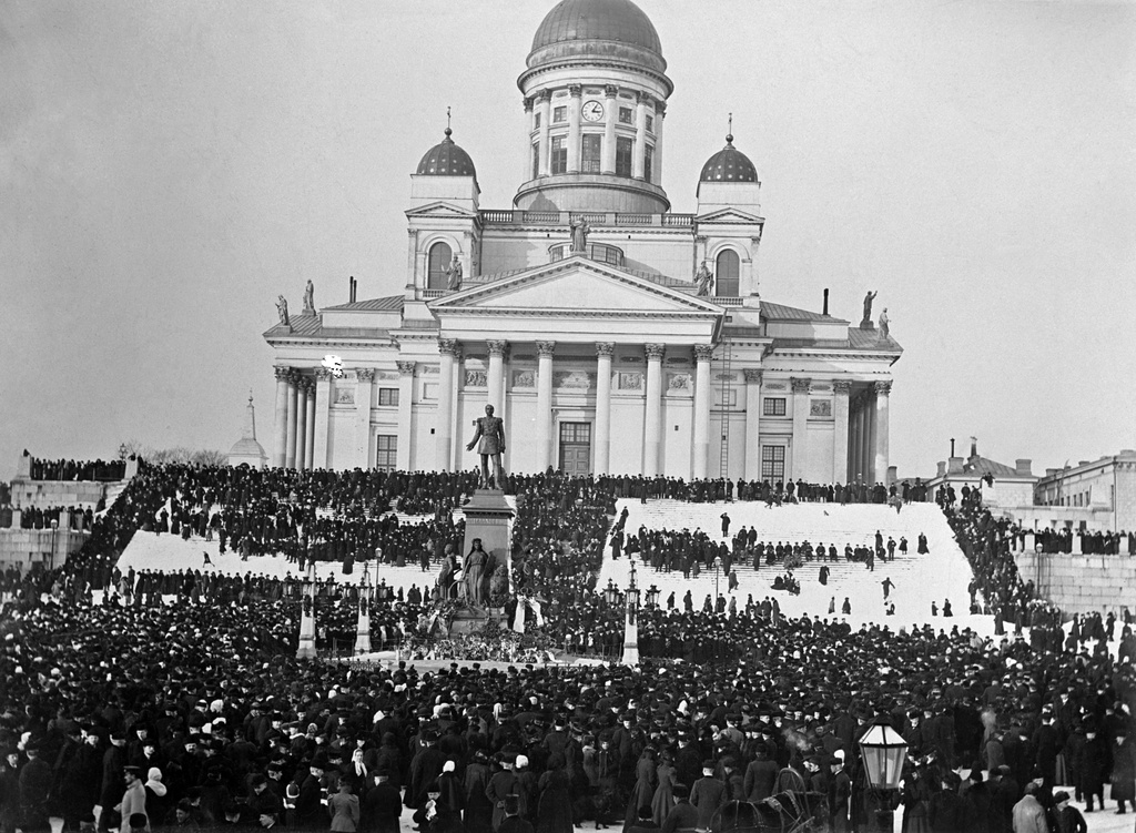 Demonstration against the February manifesto at the Senate.