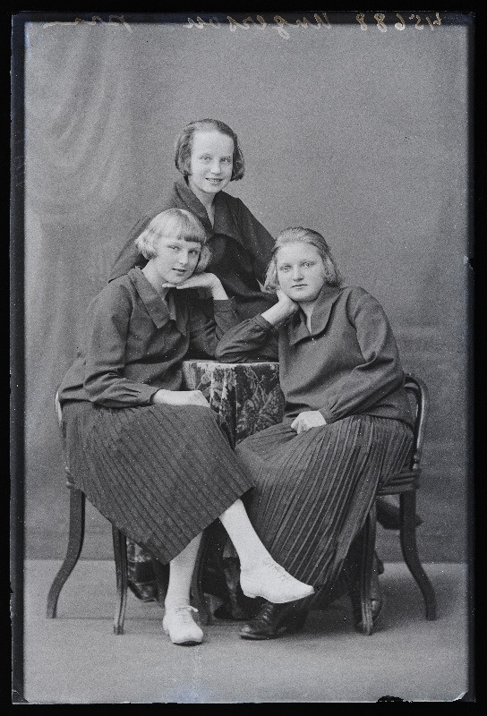 Grupp neiusid, (foto tellija Ungerson).