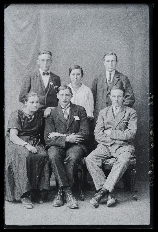 Grupp inimesi, (foto tellija August Põder).