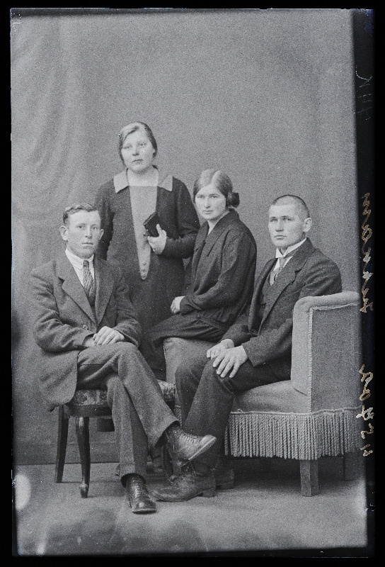 Grupp inimesi: vasakult 1. Karl Juhkam, 3. Meeri Andring. 4. August Raismann, (Suure-Kõpu vallamaja).