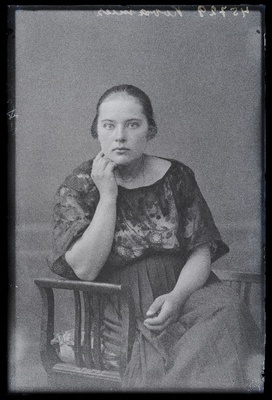 Anna Kõvamees, (Abja-Paluoja, Kase kauplus).  duplicate photo