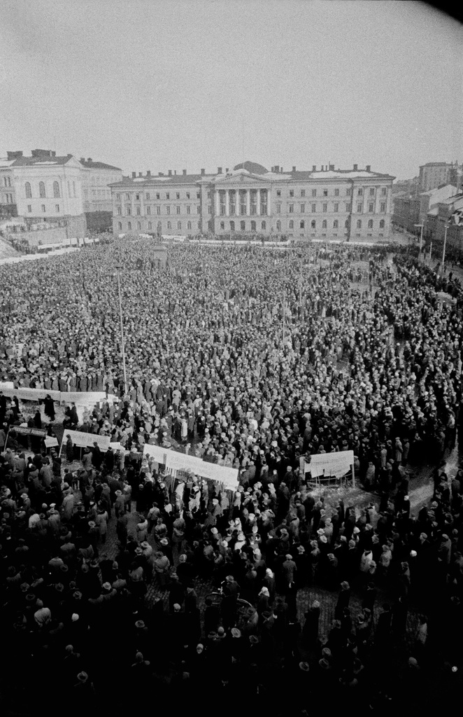 Mielenosoitus yleislakon aikaan Senaatintorilla, kuvattu Helsingin yliopiston päärakennuksen ikkunasta.