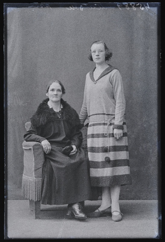 Kaks naist, (foto tellija Matson).