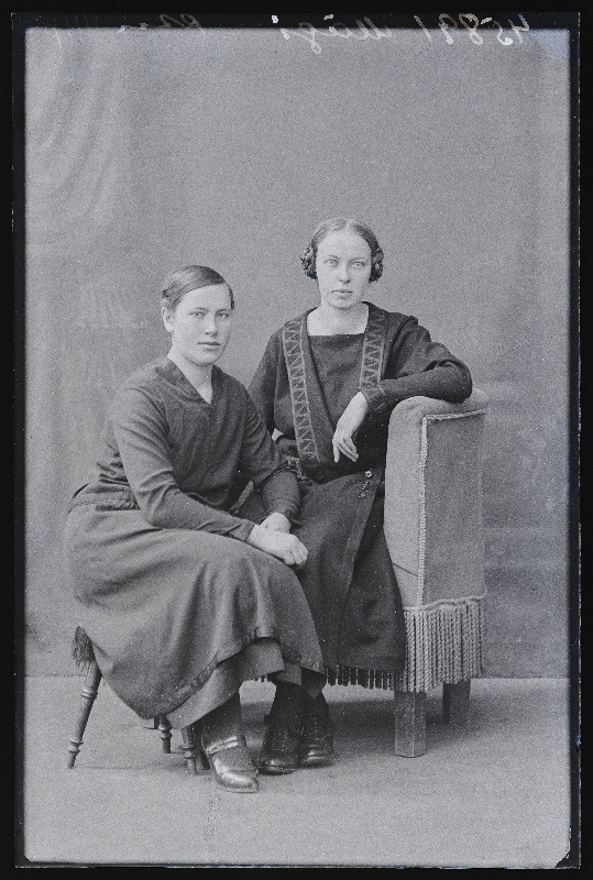 Kaks naist, (foto tellija Ella Mägi).