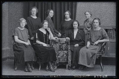 Grupp naisi, (foto tellija Dorbek).  similar photo