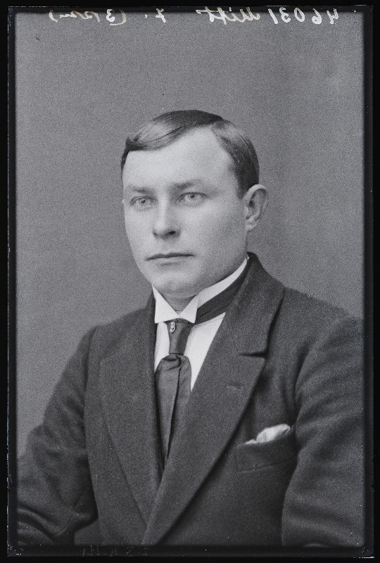 August Mitt.