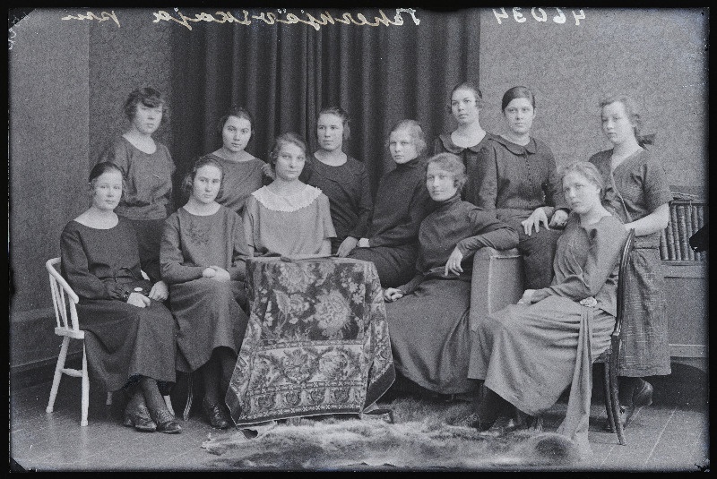 Grupp naisi, (foto tellija Tšernjavskaja).