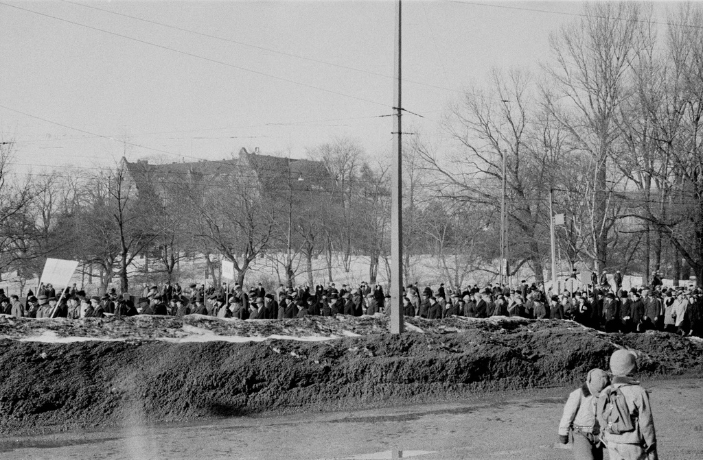 Remembrance during the general strike on Kaisaniemen street and Union Street, behind the Cultural Science Garden.
