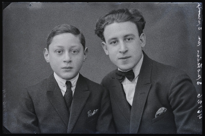 Kaks noormeest, (foto tellija Epstein).
