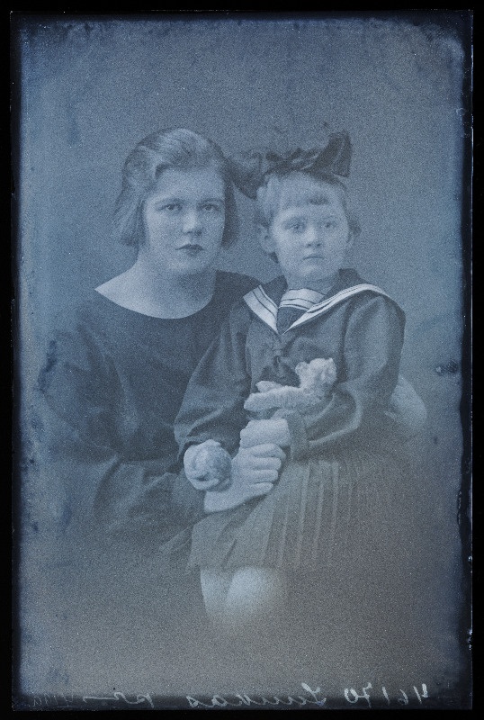 Naine tüdrukuga, (foto tellija Luukas).