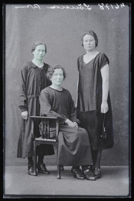 Grupp naisi, (foto tellija Lõuna).  duplicate photo