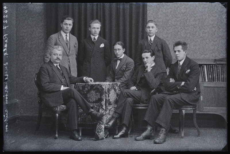 [Viljandi Maakonna Poeglaste Gümnaasiumi] eneseharimise rühm.