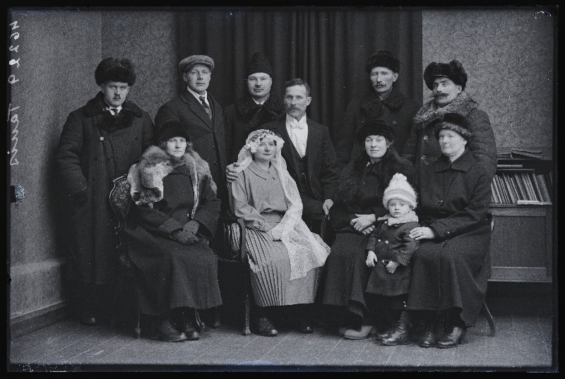 Noorpaar Tani [Tanis] pulmalistega.