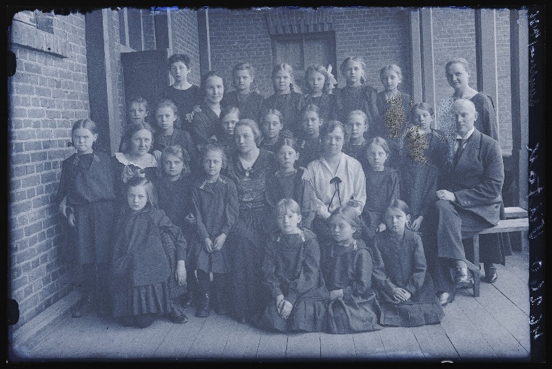 Grupp koolilapsi ja õpetajaid, (08.02.1926 fotokoopia, tellija Viitak).