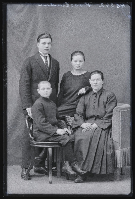 August Koortmann perega Sürgavere vallast.