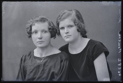 Kaks neiut, (foto tellija Pensch).  similar photo