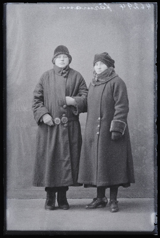 Kaks naist, (foto tellija Järmann).